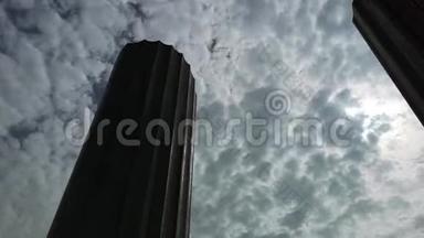 日落时分阿布扎比世界贸易中心的时间流逝-漂浮在现代摩天大楼周围的云的时间流逝